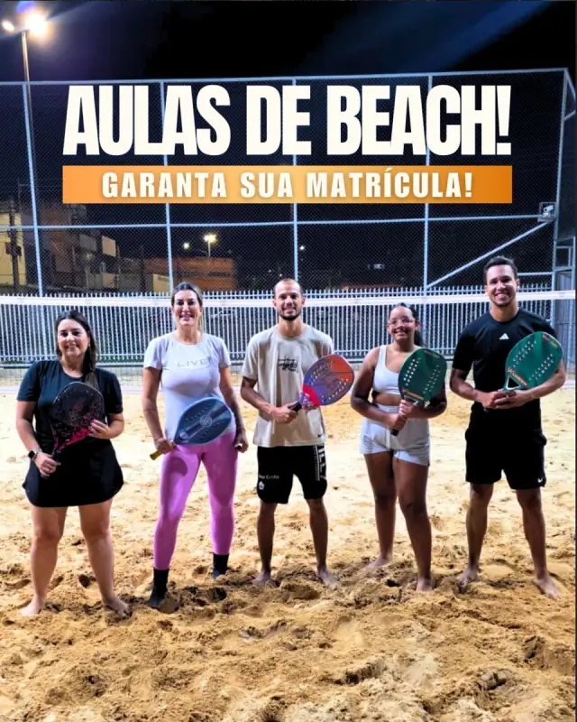 Turma com raquetes na quadra. Aulas de beach! Garanta sua matrícula!