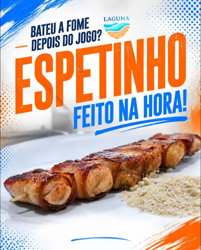 Espetinho servido com farofa. Bateu a fome depois do jogo? Espetinho feito na hora!