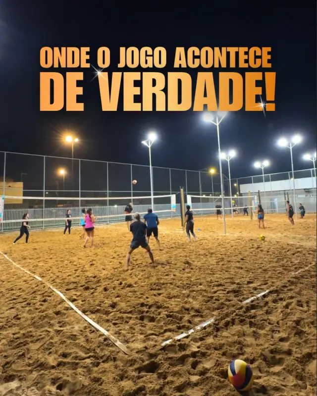 Quadras iluminadas com jogadores à noite. Onde o jogo acontece de verdade!