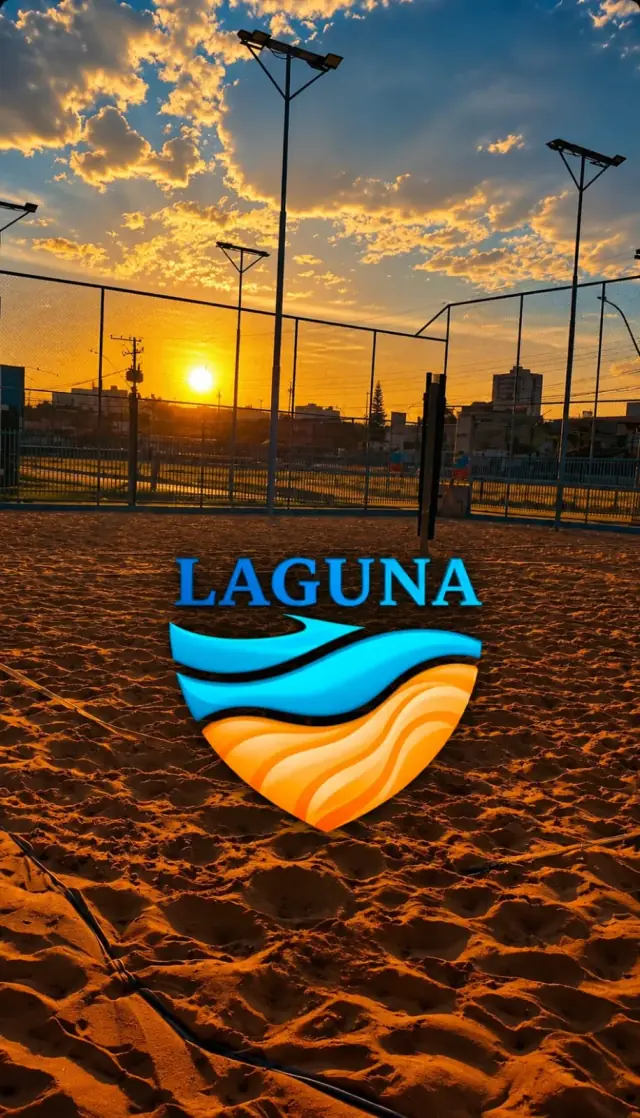 Pôr do sol sobre a quadra de areia, com a marca Laguna em destaque.